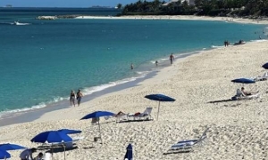 Bella Hadid oduševila pratitelje vrućim izdanjem s plaže