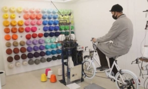 Japanska tvornica čarapa omogućuje vam da sami pletete čarape vozeći se biciklom