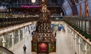 Prvo ovogodišnje božićno drvce u Londonu prava je čarolija za ljubitelje uzbudljivih putovanja