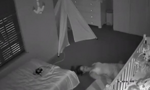 Snimka iz spavaće sobe pokazuje scenu u kojoj će se mnogi roditelji prepoznati