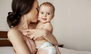 Nježan zagrljaj roditelja ima značajne dobrobiti za bebin mozak