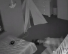 Snimka iz spavaće sobe pokazuje scenu u kojoj će se mnogi roditelji prepoznati
